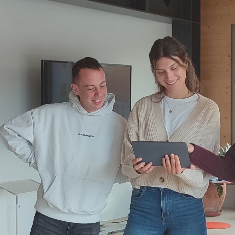 Werkstudent/innen arbeiten am Tablet