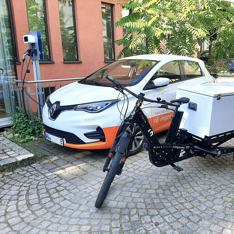 Lastenfahrrad und E-Auto von rö.