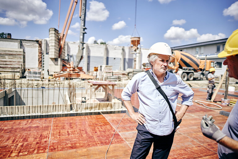 Architekt bei Baustellenbegehung.