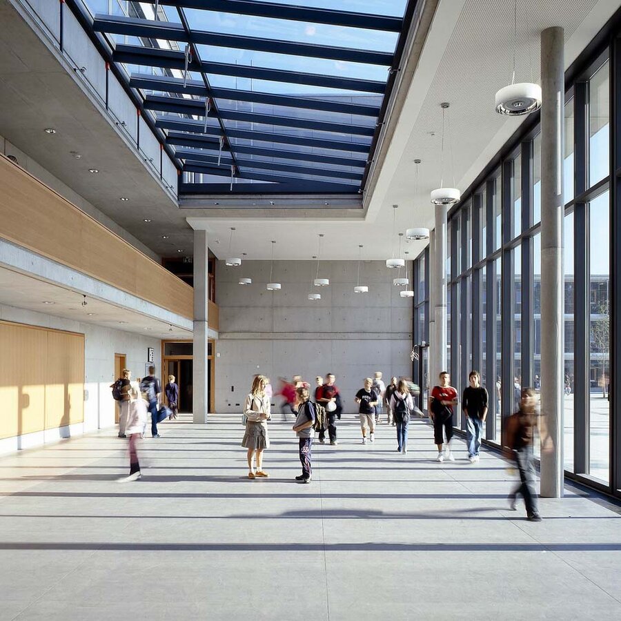 Lichtdurchflutetes Foyer einer von rö geplanten Schule.