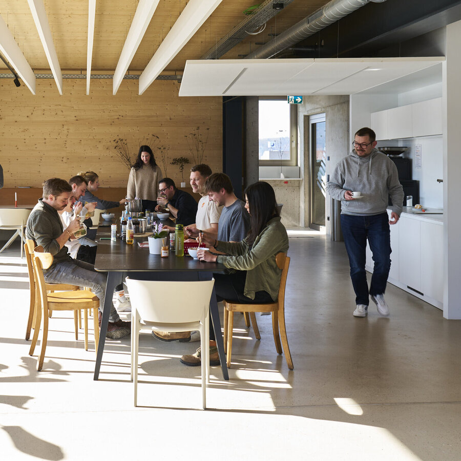 Das Team bei gemeinsamer Pause in der Rooftop-Cafeteria.