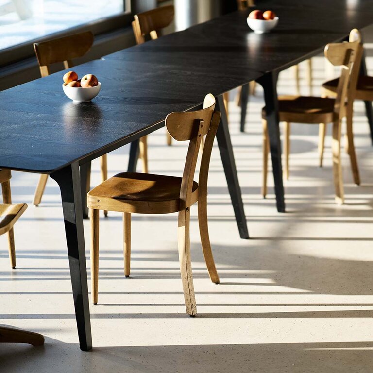 Einblick in die Rooftop-Cafeteria bei Sonnenschein.